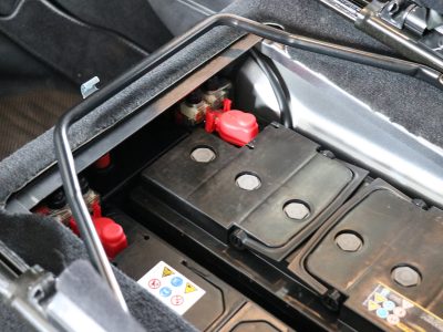 Doppelbatteriesystem im Land Rover Defender nach der Überarbeitung